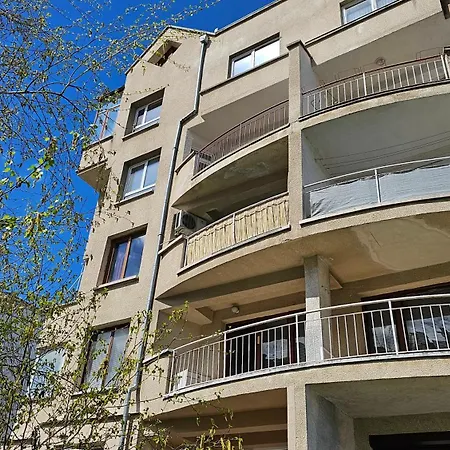 Business Park Retreat: 1br With Mountain View Διαμέρισμα