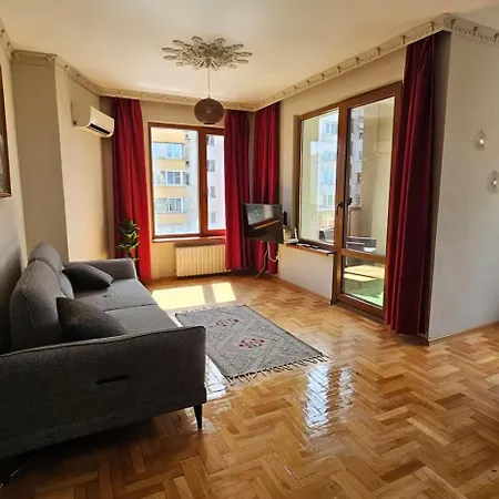 Business Park Retreat: 1br With Mountain View Διαμέρισμα