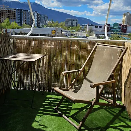 Business Park Retreat: 1br With Mountain View Apartment