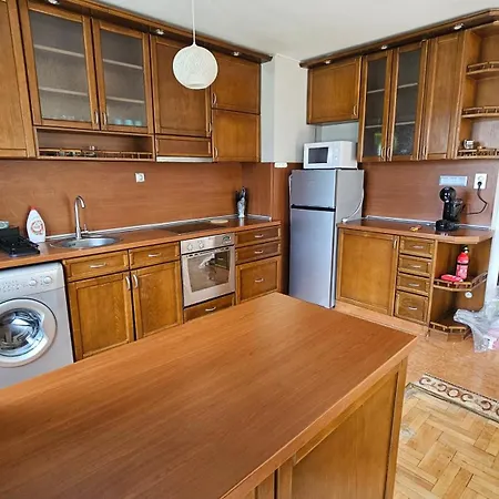 Business Park Retreat: 1br With Mountain View
