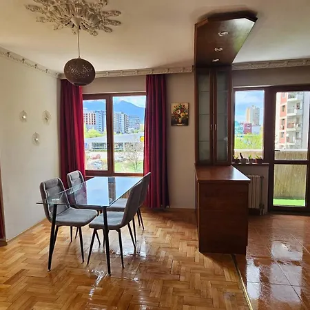 Business Park Retreat: 1br With Mountain View *