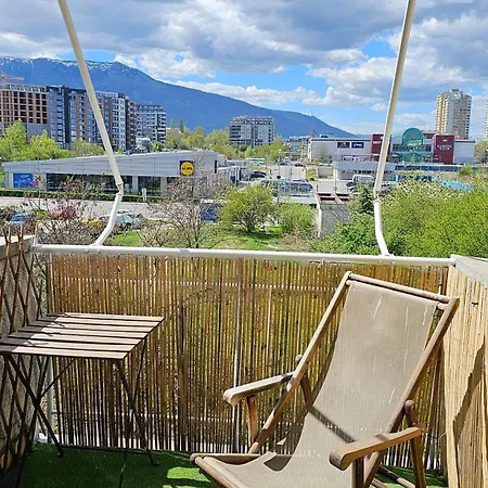 Business Park Retreat: 1br With Mountain View