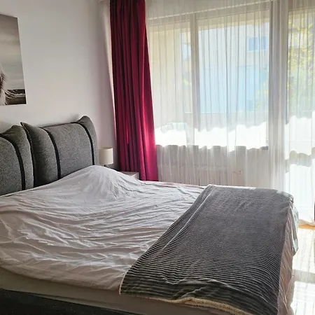 Business Park Retreat: 1br With Mountain View Apartment