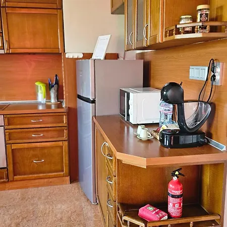 Business Park Retreat: 1br With Mountain View Apartment
